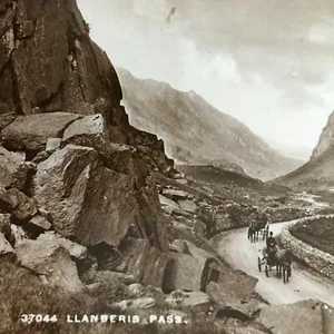 Antique 1913Postcard Wales LLANBERIS PASS horse and carts sepia mountains valley - Foto 1 di 5