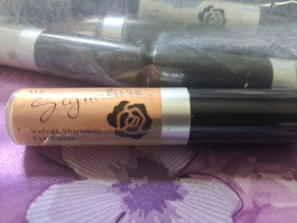 Mary Kay GOLDEN Velvet Shimmer Eye Color .18 floz NWOB Highlight Corner Of Eyes - Image 1 of 1