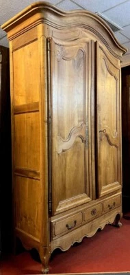 Armoire Louis XV Provençale en noyer massif d'époque XVIII siècle - Photo 1/4