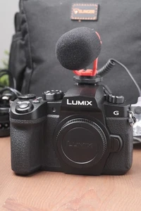Cámara digital 4K Panasonic LUMIX G95 20,3 MP sin espejo con micrófono, alimentación de CA, bolsa - Imagen 1 de 10