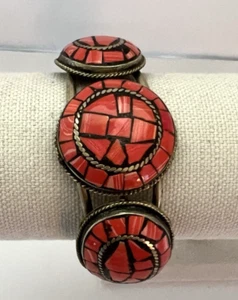 Pulsera llamativa vintage con incrustaciones de metal con piezas de piedra de color coral - Imagen 1 de 17