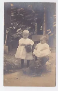 VINTAGE RPPC KLEINE KINDER FÜTTERN HÜHNER UM 1910 - Bild 1 von 2