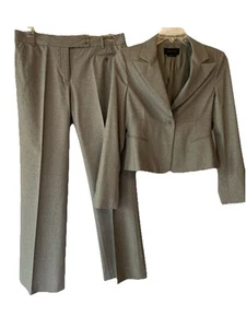 Traje BCBG MaxAzria WMS 2PC Talla M/Un Botón JKT Talla 10 Pantalones Pierna Ancha Gris Lana - Imagen 1 de 19