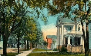 RESIDENTIAL STREET SCENE, MEDINA, NEW YORK, VINTAGE POSTCARD - Picture 1 of 2