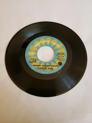 1973 Charlie Rich - Behind Closed Doors - Epic (45RPM 7”  Single)(J334)  - Image 1 of 2
