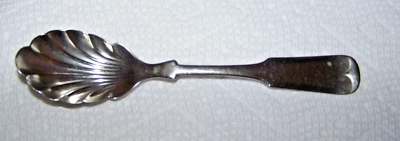 1847 ROGERS BROS A1 – FIDDLE PATTERN – SEASHELL STYLE SUGAR SPOON - Image 1 of 4