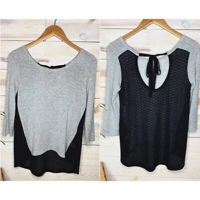 Blusa gris con espalda de malla negra con corbata Foto 1 de 4