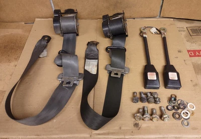 Mazda RX7 1984 1985 cinturones de seguridad y receptores OEM RX-7 Foto 1 de 4