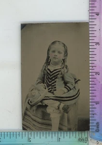 Schönes kleines Mädchen Chevron Kleid lockiges Haar Hut Farbtyp Ferrotyp - Bild 1 von 2