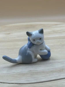Wade Pottery ABC Cat With Ball Blue Bow Figure Ornament - Picture 1 of 4