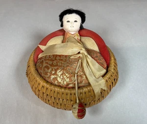 Muñeca Cojín Pin Japón Antiguo Vintage en Cesta - Imagen 1 de 5