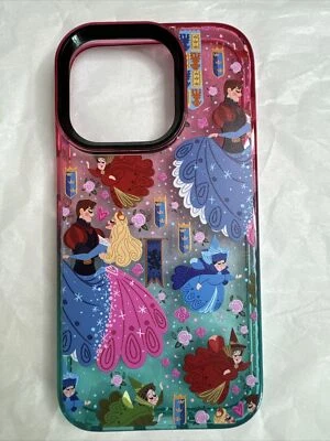 Funda Get It Creations Princesa Durmiente Príncipe Hadas Azul Rosa iPhone 14 Pro Foto 1 de 2