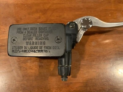 Главный цилиндр переднего тормоза 2009 Suzuki VSTROM 650 DL650, рычаг управления в сборе - Изображение 1 из 4