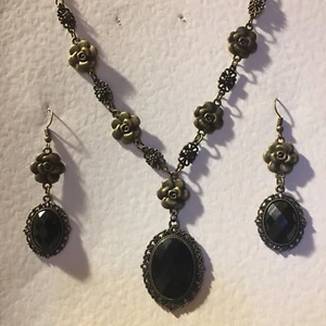 JUEGO DE COLLAR DE FILIGRANA ESTILO VICTORIANO ACRÍLICO NEGRO ORO OSCURO PL CAMELIA DC - Imagen 1 de 7