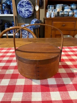 Antigua caja de costura estilo coctelera de madera con tapa y mango oscilante Foto 1 de 4