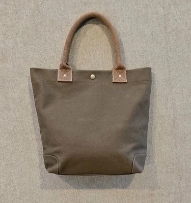 Bolso de mano J.Crew verde oliva de lona de algodón para club de lectura de viaje  Foto 1 de 4