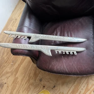 Chevy Apache 3600 1958 emblemas de guardabarros (par) original/usado - Imagen 1 de 6