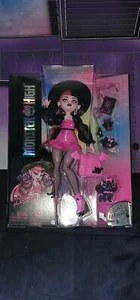 2024 Draculaura Puppe mit Katze Fledermaus Count Fabulous Monster High - Bild 1 von 4