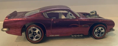 1967 年 Redline 风火轮 DCC 普利茅斯梭子鱼 Real Riders 品红 1/64 — 第 1/4 张图片