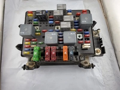 15328806-04 GMC 2000 2001 2002 Sierra Fuse Box Engine Bay 1500 2500 Yukon OEM - Image 1 of 4