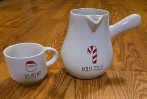 Rae Dunn Holiday Hot Cocoa Pot Holly Jolly and A Mug Set - Bild 1 von 3