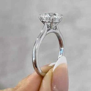 Anello regalo fidanzamento solitario moissanite taglio tondo 2,5CTW placcato oro bianco 14 carati - Foto 1 di 10