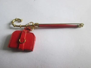 Alte Vintage Handtasche Regenschirm rot goldfarben Metall Brosche Anstecknadel selten sehr kitschig - Bild 1 von 4