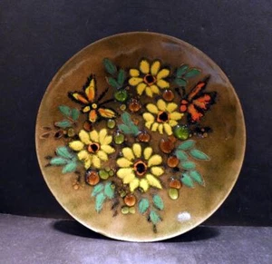Studio Copper Enamel Plate with Daisies and Butterflies by Roxie - 7" - MINT - Imagen 1 de 2