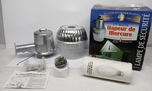 175 WATT MERCURY VAPOR SECURITY LIGHT WITH DUSK TO DAWN FUNCTION NEW WITH BOX - Picture 1 of 6
