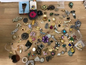 100+ Vintage Broschen etc riesiger Restposten Konvolut gemischte Stile/ Alter in Vintage Dose - Bild 1 von 14