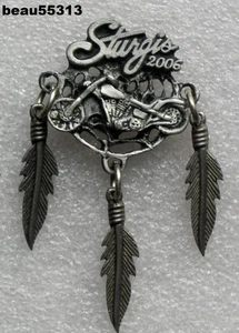 ⭐2006 STURGIS SOUTH DAKOTA HARLEY BICICLETA SEMANA CHALECO CHAQUETA PIN PLUMA - Imagen 1 de 1