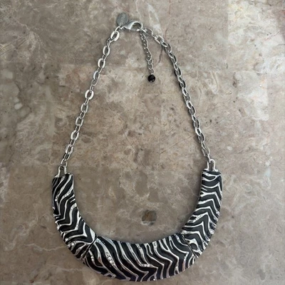 Collar Casa Blanca Mercado Negro Esmalte Cebra Circonita cúbica 14-16 Pulgadas Tono Plata Foto 1 de 4