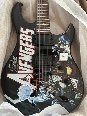 Guitarra Eléctrica Peavey Marvel Avengers TAMAÑO COMPLETO Autografiada por Stan Lee ¡Con Certificado de Autenticidad! Foto 1 de 4