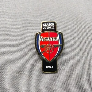 Arsenal UEFA 2 SAISON 2010/11 Reversmütze Jacke Pin - Bild 1 von 2