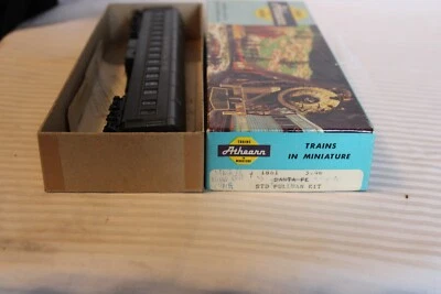 HO Scale Athearn, Pullman Passenger Car, Santa Fe, Green #3374 - 1861 - Image 1 of 4