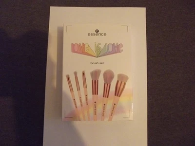 ESSENCE, Love is Love Brush Set Geschenkset mehrfarbig, matt metallisch 6 Pinsel - Bild 1 von 2