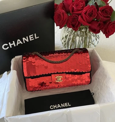 Chanel Mediana Doble Solapa en Lentejuelas Rojas, Negro Satinado y Herrajes Dorados Envejecidos Foto 1 de 4