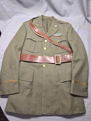 Chaqueta de uniforme de oficial de infantería del ejército de los Estados Unidos de la Segunda Guerra Mundial con cintas de cinturón Sam Browne con nombre en caja original Foto 1 de 4
