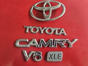 ☄️ 1997-2001 TOYOTA CAMRY XLE V6 REAR TRUNK CHROME EMBLEM SET COMPLETE OEM - Picture 1 of 3