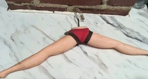 Vintage Neuheit Kunststoff sexy Beine im Kleiderbügel MCM rot Spitze - Bild 1 von 3