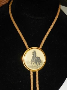 CRAVATTA VINTAGE SOUTHWESTERN BARLOW BOLO CAVALLO NERO DESIGN ORO - Foto 1 di 6