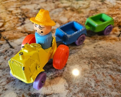 Tractor TootsieToy 1967 con Little People Farmer, dos remolques y camioneta Ford Foto 1 de 4