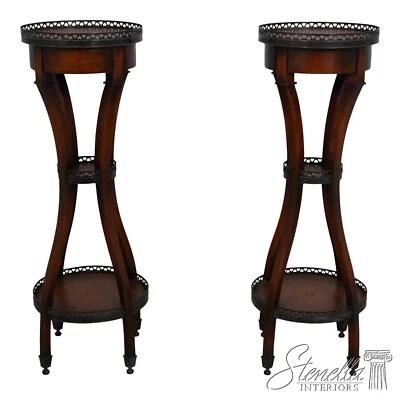 L66485EC: Par de mesas de pedestal superiores de cuero estilo regencia THEODORE ALEXANDER Foto 1 de 4