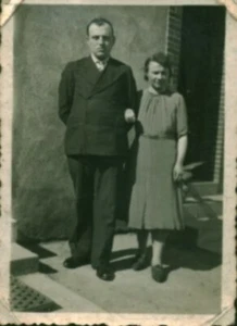  Photo ancienne couple posant devant leur maison  - Imagen 1 de 1
