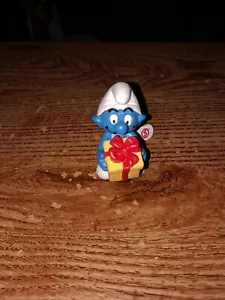Schliech Schlumpf hält Geschenk Figur 2004 - Bild 1 von 2