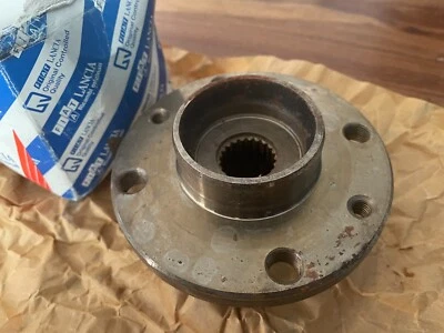 Lancia Delta 86-92 1.6GT NEW GENUINE front wheel hub 7641450 17D — 第 1/3 张图片