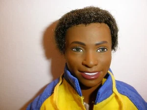 Barbie Cali Boy Puppe Steven Afroamerikaner mit verwurzelten Haaren - NEU - Bild 1 von 7