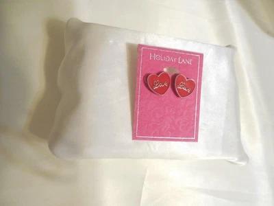 Brincos de coração de amor em tom de prata Holiday Lane L878 - Imagem 1 de 4