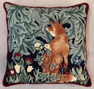 William Morris Waldfuchs Nadelspitze dekoratives Kissen 15” x 15” mit blauem Samt - Bild 1 von 13
