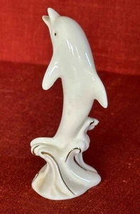 Figura de porcelana Lenox marfil y oro borde saltando delfín y olas 4" de alto - Imagen 1 de 6